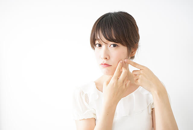 にきびを気にしている女性
